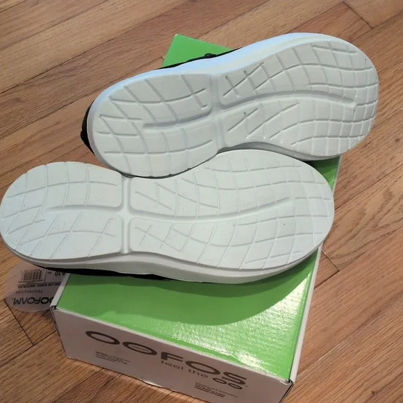 OOFOS OOMG Low Women Black and White Slip-On Recovery Sneakers W 10/41 - Picture 10 of 10